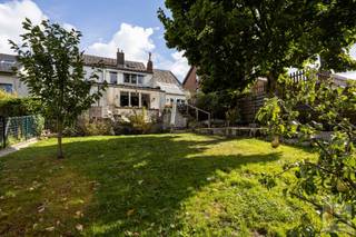 Deze héél charmante en atypische woonst kan u terugvinden net op de taalgrens te Vloesberg (faciliteitengemeente), centrum van Ronse en Brakel...