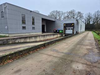 Op industriezone Molenstede is deze ruime fabriekshal van 930m² te huur. Het pand bestaat uit een voormalige koelcel van 260m² die voorzien is van een laadkade en een magazijn 670m² dat toegankelijk is via een sectionaalpoort. Er zijn voldoende parkeerplaatsen beschikbaar aan het gebouw. Aerotherm op gas kan indien nodig in dienst gesteld worden.<br /><br />Gemeenschappelijk sanitair is aanwezig op de site. <br /><br />Met de E314 op minder dan 9km is de ontsluiting erg goed. <br /><br />Voor meer info kan u ons contacteren op 011/39.90.50 of info@jansenrealestate.be