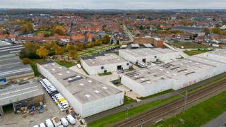 Ontdek “De Stip”, een vernieuwend KMO-project in Harelbeke waar ondernemerschap en comfort perfect samenkomen. Deze volledig afgewerkte en operationele loods van 443 m² biedt de ideale startplek voor lokale bedrijven die snel en professioneel willen schakelen. Alles is voorzien om onmiddellijk aan de slag te gaan: water, driefasige elektriciteit (400V–40A), branddetectie én een geautomatiseerde poort zorgen voor een efficiënte dagelijkse werking. Dankzij de zes private parkeerplaatsen blijft elke medewerker en bezoeker vlot welkom.<br /><br />De ligging, vlak bij de E17 en de fiets-o-strade, maakt jouw bedrijf bovendien perfect bereikbaar. De regenwaterput van 10.000 liter en de mogelijkheid om de inrichting volledig naar eigen wens te realiseren, geven je de vrijheid om de ruimte optimaal af te stemmen op je activiteiten.<br /><br />Interesse gewekt? Bel ons vandaag nog op 051 40 40 10.