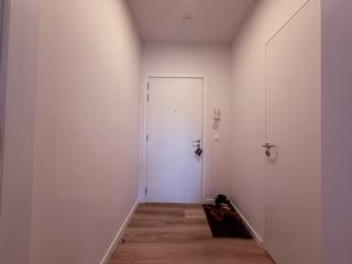 Aan de Koeikensgracht, vlakbij de studentenbuurt van Antwerpen, vinden we deze studentenkamer te koop. Het gebouw kreeg de naam campus Eilandje vanwege de centrale ligging tussen het Eilandje en de universiteitsbuurt. Deze studentenkamer is gelegen op de tweede verdieping aan de binnentuin.Indeling:- inkom- eigen badkamer met toilet, lavabo en douche- ruime bureau- slaapruimte Het gebouw is ook voorzien van:- een volledig geïnstalleerde gemeenschappelijke keuken (op elke verdieping) met terras- gemeenschappelijke studeerruimte- gemeenschappelijke fietsenbergingDe studentenkamer is verhuurd voor 1 jaar aan een huurprijs van €550per maand.Troeven:- recent gebouw- dubbele beglazing in aluminium- lage EPC waarde- lift aanwezig in het gebouw- fietsenberging Kortom ideaal voor studenten of als investering! "Deze AI-visualisaties zijn bedoeld als inspiratie. Er werd geen rekening gehouden met technische specificaties, stedenbouwkundige voorschriften of de concrete mogelijkheden tot realisatie."Bent u geïnteresseerd in een appartement of woning te koop in Antwerpen? Aarzel dan niet om ons te contacteren. Had u graag uw eigen eigendom te koop aangeboden contacteer ons dan voor een vrijblijvende schatting, telefonisch op het nummer 03/206.76.76 of per mail naar antwerpen@dewaele.com.Ook voor alle andere vragen omtrent vastgoed, kopen of verkopen kan u steeds bij ons terecht!