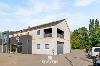 Voor meer info en foto's, surf naar www.swevers.be - Dit instapklare appartement op de eerste verdieping aan de Koolmijnlaan 107/2 in Beringen biedt 113 m² bewoonbare oppervlakte, twee slaapkamers, een terras van 14,5 m² en heel wat bergruimte. Het pand dateert van 2003 en is klaar voor onmiddellijk gebruik. Via de inkomhal bereikt u alle vertrekken. De woonkamer van 39,36 m² biedt plaats aan een zit- en eethoek en sluit aan op de half open keuken van 8,7 m² en op het terras. De slaapkamers meten 17,19 m² en 9,18 m², waarbij de tweede kamer ook dienst kan doen als bureau. Verder zijn er een centraal gelegen badkamer, een apart toilet en twee bergingen van 5,32 m² en 3,4 m². De ligging is uitstekend: horeca op 50 meter, winkels op 190 meter, scholen op 400 meter en het be-MINE-terrein met de Terril op wandelafstand. Het treinstation ligt op 1,8 km en de E313 op 4,6 km. Het appartement is momenteel verhuurd en biedt dus ook interessante mogelijkheden als investering met onmiddellijk rendement. Voor meer informatie, bel 011 255 155. Bron bewoonbare oppervlakte: EPC-verslag.