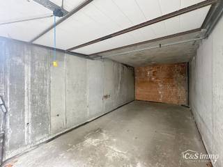 Garagebox met kantelpoort, gelegen op een rustige en vlot bereikbare locatie. Deze afgesloten garage biedt een veilige plaats voor het stallen van...