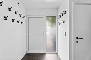 <p>Deze ruime, volledig instapklare en steevast goed onderhouden, gezinswoning is gelegen in een rustige, residentiële, wijk en biedt een aangename balans tussen rust en comfort, in combinatie met kwaliteitsvolle materialen en dito afwerking. </p><p></p><p>De woning voldoet aan het hedendaags comfort en werd opgefrist doorheen de jaren. Zo werd o.a. de keuken vernieuwd in 2021, nieuwe beglazing in 2007 en recenter, zonnepanelen in 2021, … kortom, veel om te ontdekken! </p><p></p><p>De indeling is praktisch en gaat als volgt: inkomhal met gastentoilet, woonkamer met zit- en eethoek en zicht / toegang tot de tuin en het terras, geïnstalleerde keuken en toegang tot de inpandige garage met opbergmogelijkheden.  De eerste verdieping omvat een overloop met toegang tot de badkamer, apart toilet en 3 slaapkamers. De zolderverdieping, met vaste trap, heeft nog een 4de slaapkamer met dressing en ensuite badkamer, ook voorzien van zowel ligbad als douche. De tuin werd aangelegd en kan verder naargelang eigen smaak en wensen worden aangepast. Leuk detail, de tuin is toegankelijk via een wegel achteraan het perceel. </p><p></p><p>Parkeren kan in de straat, in de garage of op de oprit, waar 2 parkeerplaatsen werden voorzien. Deze woning is zeker de moeite waard om te komen kijken en alles te ontdekken! </p><p></p><p>ALTRO-BEZOEKMOMENT VOORZIEN OP VRJDAG 31 JULI TUSSEN 16u30 – 18u30.  Contacteer me voor het plannen van een bezoek via michiel@altro-vastgoed.be of 0478 59 77 41.</p>