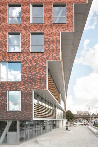 In het Quantum gebouw is er op de 4<sup>de</sup> verdieping een kantoorruimte beschikbaar van 734m² met prachtig uitzicht.<br />Ligging: Op 3,5 km van  afrit E17 en E40 op 3 km van afrit R4.  Op wandelafstand van Dampoortstation en verschillende bushaltes.<br />De kantoren zijn onder andere uitgerust met zonwerend isolerend glas, inbouw tl-armaturen, tapijttegels, geothermische warmtepomp, stralingklimaatplafonds, ventilatiesysteem D (BREEAM excellent), Er is sanitair voor H/D per verdieping er zijn tevens oplaadposten voor elektrische wagens Het gebouw is voorzien van zonnepanelen.<br />26 Ondergrondse fietsstaanplaatsen aan 180€/plaats/jaar<br />9 Ondergrondse parkeerplaatsen aan 1800€/plaats/jaar<br />15m² archiefruimte aan 80€/m²/jaar<br />Prijs is exclusief gemeenschappelijke, privatieve kosten en OV.<br />Bezoekje waard!<br /> 