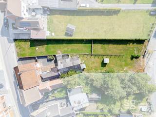 In het pittoreske Eslegem vinden we deze verrassend ruime woning terug met magazijn terug!