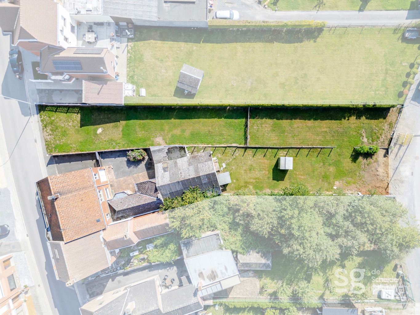 In het pittoreske Eslegem vinden we deze verrassend ruime woning terug met magazijn terug!