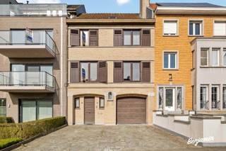 - Zeer ruime woning op een topligging: Koningin Fabiolastraat 16 in Gullegem- Gelijkvloers: inkomhal, leefruimte 1, berging, wasruimte en toilet-...