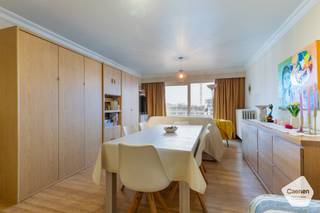 Deze <strong>instapklare</strong> <strong>studio</strong> gelegen in het bruisende hart van Blankenberge is gelegen <strong>nabij</strong> het <strong>station</strong> en op <strong>wandelafstand</strong> van het <strong>strand</strong>. Deze wordt gemeubeld verkocht.<br /><br />Bij het binnenkomen van de studio komt u meteen terecht in de <strong>ruime</strong> <strong>leefruimte</strong>. Dankzij de <strong>grote</strong> <strong>raampartijen</strong> kunt u hier genieten van een <strong>aangenaam</strong> <strong>daglicht</strong> dat het appartement binnenvalt.  Aanpalend met de leefruimte bevindt zich de <strong>keuken</strong>, <strong>voorzien</strong> van alle <strong>nodige</strong> <strong>apparatuur</strong> (combi micro-oven, vaatwasmachine). Verder bestaat de studio nog uit een <strong>badkamer</strong> met een <strong>ruime</strong> <strong>inloopdouche</strong> en de <strong>mogelijkheid</strong> voor het <strong>plaatsen</strong> van een <strong>wasmachine</strong> en <strong>droogkast</strong>. Op de -I verdieping heeft u een ruime <strong>privatieve</strong> <strong>berging</strong>.<br /><br />Met een <strong>panoramisch</strong> <strong>zicht</strong> op het <strong>Stationsplein</strong>, waar in zowel zomer als winter tal van leuke evenementen plaatsvinden, is deze studio zowel een ideale investering als hoofdverblijfplaats. Bij <strong>helder</strong> <strong>weer</strong> heeft u zelf een <strong>zicht</strong> tot in de <strong>haven</strong> van <strong>Zeebrugge</strong>. <br /><br />De studio is gelegen op de <strong>5e</strong> <strong>verdieping</strong> in de residentie Melinda en is bereikbaar met de <strong>lift.</strong> Momenteel wordt de studio <strong>permanent</strong> <strong>verhuurd</strong>.