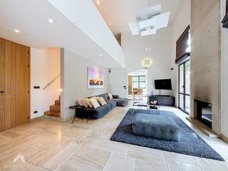 <p>Instapklare villa op 1268m² in een rustige doodlopende straat nabij het centrum. De woning beschikt over een ruime inkomhal met vestiaire en gastentoilet, een bureau met wachtruimte, een lichtrijke leefruimte met open mezzanine en haard, een eethoek en een ruime leefkeuken voorzien van alle comfort met directe toegang tot de tuin met royaal terras en verwarmd zwembad. Verder is er nog een berging, wasplaats, kelder en inpandige garage met douchekamer aanwezig. Op de verdieping bevinden zich 3 ruime slaapkamers, een verzorgde badkamer met ligbad, douche en dubbele lavabo, een apart toilet en een hobbykamer met toegang tot de grote zolder die kan worden ingericht als extra slaapkamer of mancave.</p>
<p>Extra troeven:</p>
<ul>
<li>30 zonnepanelen (nog 6 jaar groenestroomcertificaten à €250)</li>
<li>Zwembad met warmtepomp</li>
<li>Camerabewaking en videofonie</li>
<li>Regenwaterput van 10.000 liter</li>
<li>Conforme elektrische installatie</li>
<li>Natuurstenen vloer</li>
<li>Afzonderlijke garage/werkruimte van 40 m²</li>
<li>Grote oprit</li>
<li>Rustige doodlopende straat</li>
<li>Vlotte verbinding naar de ring en autosnelweg</li>
</ul>
<p></p>
<p>Te koop zonder makelaar via Smart Houses. Wenst u meer informatie of een bezoek? Contacteer rechtstreeks de eigenaar via <span>+32473684610</span></p>