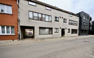 Cet appartement au premier étage se compose d'un hall d'entrée, d'un spacieux séjour très lumineux, d'une cuisine, de trois chambres et d'une salle...