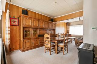 Een verborgen parel waar rust en thuisgevoel samenkomen<br /><br />Op een unieke plek in Kapellen, op wandelafstand van het centrum en toch verscholen in alle rust, ligt deze woning die meteen aanvoelt als een plek waar geleefd kan worden. Een huis met een ziel, klaar om met zorg en liefde omgevormd te worden tot een warme thuis.<br /><br />De ruime keuken vormt het hart van de woning en sluit aan op de veranda, waar u uitkijkt op de tuin en elk seizoen van het buitenleven geniet. Achteraan wacht een uitzonderlijk grote, groene tuin — volledig omsloten, zonder inkijk en met een zeldzame rust die u hier niet zou verwachten. Een plek voor lange zomeravonden, spelende kinderen, een boek in de zon of gewoon… stilte.<br /><br />Op de eerste verdieping bevinden zich twee ruime slaapkamers en een volwaardige badkamer, ideaal voor koppels of jonge gezinnen die op zoek zijn naar comfort en geborgenheid. <br />De zolderverdieping biedt bovendien nog extra mogelijkheden om dromen waar te maken: een extra slaapkamer, hobbyruimte of een rustige thuiswerkplek.<br /><br />Op het gelijkvloers zorgt de inpandige garage/berging voor extra gemak, perfect voor fietsen, opslag en wasvoorzieningen — praktisch en uit het zicht.<br /><br />Een grote troef is de vrijheid die deze woning biedt: renoveer volledig op uw eigen tempo, zonder renovatieplicht, en maak van dit huis stap voor stap uw persoonlijke thuis.<br /><br />Hier woont u rustig en residentieel, maar toch vlak bij winkels, scholen en openbaar vervoer.<br />Een plek waar u niet alleen woont, maar écht leeft.<br /><br />Contacteer NEON VASTGOED voor meer info of een bezoek ter plaatse !