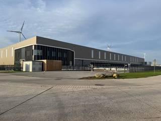 - 25.146m² magazijn- 1.449m² kantoren- 23 laadkades- 2 sectionaalpoorten- vrije hoogte magazijn: 12,2 m- draagkracht betonvloer: 5T/m²-...