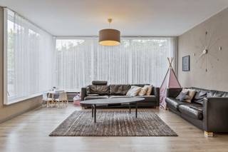 Op een perceel van ca. 671 m² presenteren wij een uitzonderlijke eigendom die wonen en werken op een unieke manier combineert. U beschikt hier over een ruime gezinswoning van ca. 169 m² én een modern magazijn van ca. 145 m² (2016), strategisch gelegen en zowel via de voor- als achterzijde vlot bereikbaar.De woning is technisch volledig conform: een goedgekeurde keuring, een gunstig EPC en een instapklare staat verzekeren u een zorgeloze aankoop.Indeling van de eigendom:Gelijkvloerse verdieping:- inkomhal met gastentoilet - aparte bureauruimte/speelkamer/slaapkamer/...- ruime leefruimte - ingerichte keuken met zicht op de tuin- garage en bergruimte achteraan het perceel- achterliggend magazijn van ca. 145 m², ideaal voor zelfstandigen of opslagEerste verdieping:- ingerichte badkamer- 3 slaapkamersEen verzorgde gezinswoning met modern magazijn, perfect voor wie wonen en werken wil verenigen.Wenst u meer informatie over deze woning of wenst u een bezoek ter plaatse? Contacteer Yoshi Vandeginste (0474 49 50 38 - yoshi.vandeginste@dewaele.com)