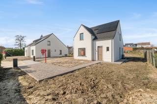 n de Ommegangstraat in Petegem-aan-de-Schelde, een rustige en aangename deelgemeente van Wortegem-Petegem, bevindt zich deze moderne...