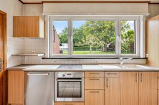 Située dans un quartier résidentiel calme, cette maison particulièrement spacieuse regorge de possibilités.Vous recherchez beaucoup d'espace, de...