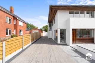 <p> </p><p>Charmante Halfopen Woning in Zillebeke met Grote Tuin en Veel Potentieel</p><p> </p><p>Deze instapklare halfopen woning in het rustige Zillebeke biedt de perfecte combinatie van comfort, ruimte en veelzijdigheid. Omgeven door een prachtige, grote omheinde tuin, is dit de ideale plek om te genieten van rust en privacy. De woning is perfect onderhouden en kan niet alleen dienen als gezinswoning, maar biedt ook tal van mogelijkheden voor een handelsgebouw of zelfs een kangoeroewoning, dankzij de bijgebouwen die zijn voorzien van sanitair en elektriciteit.</p><p> </p><p>Binnen treft u een lichte, ruime woonkamer en een moderne keuken die uitkijkt op de tuin. De polyvalente ruimte op de begane grond biedt talloze mogelijkheden voor een home-office, atelier of hobbyruimte. De woning beschikt over drie comfortabele slaapkamers, een praktische dressing, en een droge kelder voor extra opbergruimte. Verder zijn er drie toiletten en een washok voor het nodige gemak. De regenput van 10.000 liter zorgt voor een ecologische en kostenefficiënte waterhuishouding.</p><p>De dubbele garage met bijgebouwen is ideaal voor het parkeren van voertuigen of het uitoefenen van een beroep aan huis. De combinatie van sanitair en elektriciteit maakt het ook mogelijk om het pand voor commerciële doeleinden te gebruiken.</p><p> </p><p>De woning ligt bovendien op een uitstekende locatie, met school, winkels en de snelweg binnen handbereik. Hier woont u rustig, maar toch met alle voorzieningen dichtbij.</p><p>Met zijn charmante uitstraling en veelzijdige mogelijkheden is deze woning een echte parel in Zillebeke. Maak snel een afspraak voor een bezichtiging en ontdek alles wat dit bijzondere pand te bieden heeft.</p>