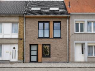 Deze stijlvolle en energiezuinige nieuwbouwwoning is gelegen in het gegeerde Mariakerke en combineert hedendaags comfort met een doordachte indeling.<br /><br />De woning is opgevat als een bel-etage en beschikt over een lichtrijke leefruimte met een open keuken, ideaal voor gezellige momenten met familie en vrienden.<br />Op het gelijkvloers bevindt zich een praktische fietsenberging, evenals een aparte was- en bergruimte, wat zorgt voor extra gebruiksgemak. Buiten kunt u genieten van een aangename tuin, perfect om te ontspannen of te genieten van zonnige dagen.<br /><br />De indeling is als volgt:<br /><strong><u>Gelijkvloers:</u></strong>
<ul>
	<li>Inkomhall</li>
	<li>2 slaapkamers </li>
	<li>(Fietsen)berging</li>
	<li>Apart toilet</li>
</ul>
<strong><u>Eerste verdieping:</u></strong>

<ul>
	<li>Volledig geïnstalleerde open keuken</li>
	<li>Leefruimte</li>
	<li>Eetruimte</li>
</ul>
<u><strong>Tweede verdieping:</strong></u>

<ul>
	<li>2 slaapkamers</li>
	<li>Badkamer met bad en inloopdouche</li>
	<li>Apart toilet</li>
</ul>
<br />Interesse? Aarzel niet en contacteer ons voor een bezoek ter plaatse!