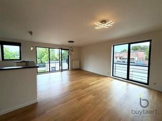 <p><span>Lichtrijk hoekappartement te huur in Wommelgem, gelegen op de eerste verdieping van een kleinschalig gebouw zonder lift. Het appartement beschikt over een gezellige woonkamer op parket met aansluitend terras, een open keuken voorzien van alle toestellen, twee slaapkamers van 13,5 m² en 9,5 m², waarvan de grootste toegang geeft tot het tweede terras, een badkamer met bad en douche, apart toilet en een praktische berging met aansluiting voor een wasmachine. Dankzij de hoekligging is er veel natuurlijke lichtinval en geniet u van een mooi zicht op het groen. Het appartement is voorzien van een nieuwe cv op gas, fiber, vliegenramen, gordijnen en verlichting.</span></p><p><span>Twee buitenautostaanplaatsen zijn verplicht bij te huren aan €100 per plaats p/mnd. </span></p><p><span>Vaste kosten inbegrepen.</span></p><p><span>Onmiddellijk beschikbaar.</span></p>