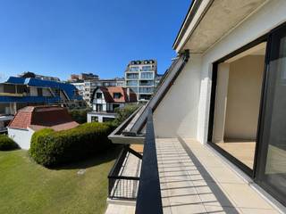 Op een topligging aan het Albertstrand én het Rubensplein, op een steenworp van de zeedijk, bevindt zich dit smaakvol gerenoveerde appartement in een charmante villaresidentie.<br /><br />Indeling:<br />De inkomhal leidt naar de open, volledig uitgeruste keuken die naadloos overgaat in de ruime leefruimte. Dankzij de grote raampartijen geniet u hier van een overvloed aan natuurlijk licht en een aangename connectie met het westgericht zonneterras. Vanop het terras kijkt u uit op het omliggende groen en de verzorgde tuinen, wat zorgt voor een rustige en aangename woonbeleving.<br /><br />Het appartement beschikt over twee volwaardige slaapkamers, een stijlvolle douchekamer en een afzonderlijk gastentoilet. Daarnaast is er een praktische berging voorzien met aansluitingen en voldoende ruimte voor zowel een wasmachine als een droogkast.<br /><br />Extra bergruimte vindt u terug in de privatieve kelderberging op niveau -1. Voor wie optimaal comfort wenst, kan bovendien een bijzonder vlot toegankelijke autostaanplaats afzonderlijk worden aangekocht.<br /><br />Maatregelenregister in aanvraag<br /><br />Aarzel niet om ons te contacteren voor meer info: tel.: 050 62 44 14 of via knokke@immax.be