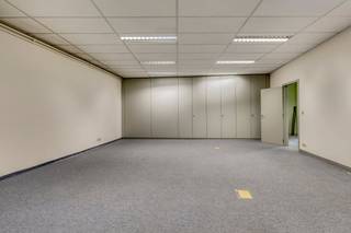 Gelegen op een van de meest strategische locaties in Gent, wordt deze casco ruimte van ongeveer 376 m² te koop aangeboden. Het pand biedt een onbelemmerd uitzicht op de Sint-Niklaaskerk en bevindt zich in de directe nabijheid van alle centrumvoorzieningen.De open structuur maakt diverse herbestemmingen mogelijk, van residentieel wonen tot commercieel gebruik.Een zeldzame troef in deze autoluwe zone is de optie tot aankoop van een bijbehorend parkeerplateau voor € 250.000.Bestuursmaatregelen in het maatregelenregister: in aanvraag