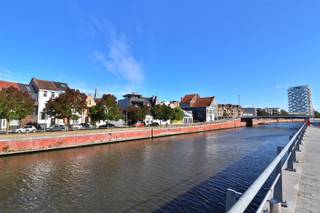 <p><span>Unieke karaktervolle woning met adembenemend Leiezicht </span></p><p><span>Op een rustige toplocatie langs de Leie, op wandelafstand van het centrum van Kortrijk, bevindt zich deze unieke woning in iconische De Coene-stijl. Een prachtige combinatie van erfgoed, karakter en hedendaags wooncomfort.</span></p><p><span>De woning beschikt over 3 ruime slaapkamers en 3 badkamers perfect voor gezinnen, co-housing of verhuur. De sfeervolle leefruimtes, met authentieke materialen en warme accenten, stralen stijl en klasse uit. De zonnige patio biedt een heerlijke private buitenruimte, terwijl de extra loftkamer ideaal is als bureau of hobbyruimte.</span></p><p><span><br />- Unieke architectuur<br />- Toplocatie<br />- instapklaar</span></p><p><span>Een zeldzame kans om te investeren in een karakterpand met blijvende meerwaarde.</span></p><p><span> </span></p>