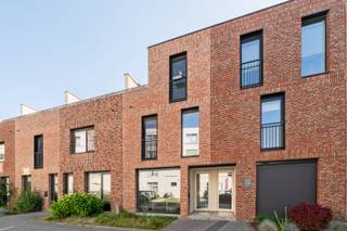<p><strong>Ben je op zoek naar een recente en energiezuinig woning met 4 slaapkamers, 2 badkamers, 2 terrassen, tuin en beveiligde parkeerplaats in een rustige wijk te Aalst? Gevonden!</strong></p><p>Deze bijna energie neutrale woning (24kwh/m² jaar) uit 2017 bevindt zich in de rustige, autoluwe Pier Kornel wijk op wandelafstand van het station, winkels, scholen en pal in het centrum van Aalst. Dankzij het EPC-label A geniet je van een bijzonder lage energiefactuur, met dank aan de warmtepomp, 12 zonnepanelen, vloer-, muur- en dakisolatie. De vloerverwarming, het ventilatiesysteem, de regenwaterput van 5.000 liter en de vliegenramen zorgen voor extra comfort.</p><p>Op het gelijkvloers kom je binnen in de lichtrijke eetkamer die via de volledig geïnstalleerde keuken in verbinding staat met de gezellige zitkamer. De keuken is uitgerust met kwalitatieve toestellen, waaronder een vaatwasser en een combi-stoomoven. Verder bevinden zich op deze verdieping een praktische wasplaats en een apart gastentoilet. Dankzij de grote raampartijen geniet je van veel natuurlijke lichtinval en een mooi zicht op de onderhoudsvriendelijke tuin met terras en buitenberging. Achteraan beschik je bovendien over een private parkeerplaats via een beveiligde toegangspoort, met bijkomende parkeermogelijkheden in de omgeving.</p><p>Op de eerste verdieping bevinden zich 2 volwaardige slaapkamers, een moderne badkamer en een apart toilet. De tweede verdieping omvat een tweede badkamer, een praktische berging en nog 2 slaapkamers. Vanuit de vierde slaapkamer (momenteel bureau) heb je tevens toegang tot het tweede terras, waar je in alle rust kan genieten van zon en privacy.</p>