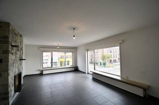 <p>Bent u op zoek naar een ruim en centraal gelegen appartement in Sint-Niklaas? Dan is dit wellicht precies wat u zoekt!</p><p>Dit appartement bevindt zich op de eerste verdieping, op wandelafstand van het station en het centrum van Sint-Niklaas.</p><p>Bij binnenkomst via de ruime inkomhal krijgt u toegang tot de verschillende vertrekken. De lichtrijke en ruime leefruimte sluit aan op een gezellig terras en grenst aan de keuken, die praktisch naast de woonkamer is gelegen.</p><p>Verder is er een aparte berging voorzien waar u gemakkelijk een wasmachine en droogkast kan plaatsen.</p><p>De badkamer is uitgerust met een douche, wastafel en toilet. Daarnaast beschikt het appartement over twee ruime slaapkamers (12 m² en 13 m²), beide voorzien van ingemaakte kasten.</p><p>Bent u benieuwd naar dit appartement? Kom gerust een kijkje nemen!</p><p>Contacteer ons via margot.raemdonck@immo-zone.be of bel 0473/51.80.58 voor een afspraak.</p>
