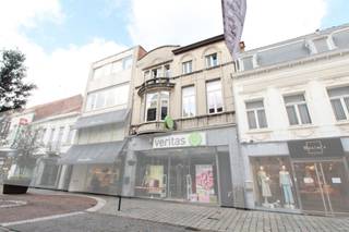 Op zoek naar een karaktervol, ruim en centraal gelegen appartement?Dit lichtrijke duplex appartement, gelegen in het centrum van Roeselare, biedt...