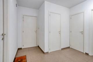 <p><span>Nabij het historisch centrum van Leuven, vlakbij het park den Bruul, het Sluispark, Gasthuisberg en de hippe Vaartkom, zijn wij verheugd, dit energiezuinig gelijkvloers appartement met twee slaapkamers te huur aan te bieden. Dit recent appartement met een bewoonbare oppervlakte van 90m² omvat een ruime inkomhal met apart toilet, een wasplaats, twee volwaardige slaapkamers en een ruime badkamer. Verder beschikt dit hoogwaardig afgewerkt appartement over een volledig ingerichte, open keuken en over een riante, lichtrijke leefruimte met aansluitend een terras met een charmant aangelegd stadstuintje, waar het heerlijk vertoeven is. Ondergronds beschikt dit appartement nog over een gemeenschappelijke fietsenstalling. Kortom, dit appartement gesitueerd in een kleinschalige residentie en in een doodlopende straat is uw bezoek meer dan waard. Voor snelle beslissers. Een absolute aanrader!</span></p><p><span> </span></p><p><span> </span></p>