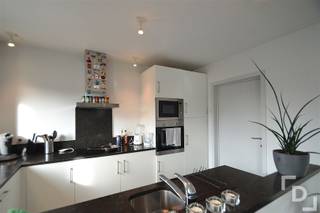 Op wandelafstand van de markt van Ieper vinden we in de Blindenliedenstraat dit ruim appartement voorzien van 2 slaapkamers en...