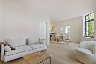 In een kleinschalig historisch, doch volledig gerenoveerd gebouw vinden we op de tweede verdieping dit ruime en bijzonder sfeervolle appartement met twee riante slaapkamers.<br /><br />Bij het binnenkomen vallen meteen de mooie parketvloer, de verzorgde afwerking en het warme karakter van het appartement op. Dankzij de ligging op de tweede verdieping geniet de leefruimte aan de voorzijde van een aangenaam open uitzicht over de omliggende bebouwing en richting het plein voor de Onze-Lieve-Vrouw-Geboortekerk. Het vrije zicht draagt bij aan het aangename gevoel van ruimte en rust.<br /><br />Aansluitend aan de leefruimte bevindt zich de open en volledig uitgeruste keuken met een gezellig eiland. De warme parketvloer werd doorgetrokken doorheen nagenoeg het volledige appartement, met uitzondering van de vochtige ruimtes, en vormt samen met de hedendaagse afwerking een mooi en harmonieus geheel.<br /><br />Via de nachthal bereiken we de twee riante slaapkamers. Eén slaapkamer bevindt zich aan de zijde van de d’Urselstraat, terwijl de tweede slaapkamer aan de achterzijde van het gebouw gelegen is. In de nachthal werd bovendien een functionele bergkast voorzien. De ruime badkamer is uitgerust met een comfortabele inloopdouche en geniet dankzij de lichtkoepel van aangenaam natuurlijk daglicht. Verder beschikt het appartement over een afzonderlijk toilet.<br /><br />Ook praktisch heeft deze woonst heel wat te bieden. In de kelderverdieping beschikt het appartement over een private kelderberging en in de gemeenschappelijke inkomhal is een fietsenberging voorzien.<br /><br />Een appartement dat sfeer en gezelligheid uitstraalt, met royale ruimtes, twee volwaardige slaapkamers en een aangenaam open uitzicht. Het historische karakter van het gebouw werd op een geslaagde manier gecombineerd met hedendaags wooncomfort, wat resulteert in een charmant appartement met een geheel eigen karakter.<br /><br />Last but not least: gunstig EPC label A: 48kwh/m² + conforme elektriciteit.<br /><br />Heeft u interesse in dit appartement? Neem dan contact met het kantoor van VB Vastgoed Hoboken op het nummer 03 337 50 70 of via <span>info@vbvastgoed.be</span><br /> 