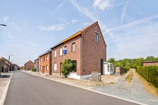 Droomt u van een instapklare woning op een rustige locatie, omringd door groen en toch op wandelafstand van het station? Dan is deze charmante woning in Opwijk precies wat u zoekt. Gelegen op een ruim perceel geniet u hier elke dag van een prachtig, open uitzicht op het omliggende groen, terwijl winkels, openbaar vervoer en andere voorzieningen vlot bereikbaar zijn.<br /><br />Binnenin valt meteen de overvloed aan natuurlijk licht op, wat zorgt voor een aangename en warme sfeer. De woning beschikt over een ruime leefruimte, een vernieuwde badkamer en twee uitzonderlijk ruime slaapkamers die tal van mogelijkheden bieden. Dankzij het nieuwe dak en de conforme elektrische installatie is de woning volledig instapklaar en kunt u zonder zorgen verhuizen.<br /><br />Ook buiten heeft deze eigendom heel wat te bieden. Het ruime perceel zorgt niet alleen voor rust en privacy, maar biedt bovendien interessante uitbreidingsmogelijkheden (plannen beschikbaar) voor wie in de toekomst extra woonruimte wenst te creëren. De aanwezige garage vormt een extra praktische troef.<br /><br />Bent u op zoek naar een lichtrijke woning met een uitstekende ligging, een prachtig groen uitzicht en nog heel wat potentieel? Dan is deze eigendom beslist een bezoek waard.<br /><br />Meer info: arno@woonvast.be of 0478 44 20 90