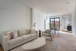 <p><strong>Totaalrenovatie 2 slaapkamers en toffe buitenruimte<br /><br /></strong>Welkom in de Anselmostraat, waar wonen synoniem staat voor comfort én charme!<br /><br />De ligging? Beter kan haast niet. Op wandelafstand van het bruisende centrum, het Stadspark en de Harmonie, combineert dit adres de energie van de stad met de luxe van groen om de hoek.<br /><br />Achter de stijlvolle gevel van deze totaalrenovatie leidt een prachtige inkomhal je naar de eerste verdieping, waar dit instapklare appartement je meteen zal verleiden.<br /><br />De ruime inkom met vestiaire maakt plaats voor een lichtrijke leefruimte met hoge plafonds, grote raampartijen en een warme visgraatparket die doorheen het hele appartement terugkomt. Aanpalend ligt de keuken, het absolute hart van dit thuis, met een stijlvol kook- en eeteiland en kwalitatieve toestellen. Dé plek om uitgebreid te koken, te aperitieven of gasten te ontvangen. Vanuit zowel de keuken als de leefruimte stap je zo op het zuidgerichte terras: een heerlijke plek om te genieten van zon en rust.<br /><br />Praktisch mag het ook zijn: een ruime berging met aansluitingen voor wasmachine en droogkast ligt handig naast de keuken.<br /><br />Vooraan het appartement bevinden zich twee volwaardige slaapkamers die samen een stijlvolle badkamer delen, uitgerust met dubbele wastafel, inloopdouche en toilet.<br /><br />Dit appartement is volledig klaar voor zijn eerste bewoner. Ben jij dat?<br /><br />Contacteer LISTED voor een bezoek: +32 3 283 51 51.</p>