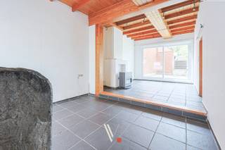 In het centrum van Izegem bevindt zich deze leuke, verrassend ruime woning met een bewoonbare oppervlakte van <strong>132 m²</strong>. Dankzij de conforme elektriciteit en een gunstig EPC-label D zit je hier qua prijs-kwaliteit meer dan goed!<br /><br /><strong>Indeling:</strong>
<ul>
<li><span><strong>Gelijkvloers:</strong> Woonkamer, keuken, badkamer en een gezellige, compacte tuin.</span></li>
<li><span><strong>1ste verdieping:</strong> 3 slaapkamers (2 ruime en 1 kleinere kamer).</span></li>
<li><span><strong>2de verdieping:</strong> Zolder met vaste trap, perfect om te vormen tot een extra slaapkamer.</span><br /> </li>
</ul>
De woning wordt momenteel verwarmd via gaskachels. Een ideale opportuniteit voor jonge starters of slimme investeerders!