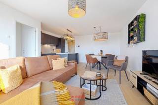 Appartement d'une chambre extrêmement bien aménagé. Ce sublime appartement nouvellement construit est proposé meublé et comprend un espace de vie spacieux et lumineux, une cuisine ouverte avec un îlot, une chambre avec salle de bains attenante, des toilettes séparées, un débarras et une terrasse ensoleillée. Ce magnifique projet est situé juste à la périphérie d'Ostende, à proximité de l'église Onze-Lieve-Vrouw-Ter-Duin. Un design intemporel avec une attention particulière pour votre confort de vie. Toutes les techniques et tous les conforts modernes tels que le chauffage par le sol, le système de ventilation automatique, etc. sont présents.<br /><strong>Ne peut être loué qu'en tant que résidence secondaire.</strong><br />Avance de 50 EUR sur les frais de syndic.<br />EPC = 29