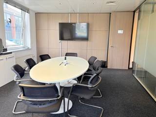 Kantoorruimte van <strong>381 m²</strong> met <strong>100 m² opslagruimte</strong> gelegen in <strong>Riverside Business Park te Anderlecht</strong>, inclusief <strong>12 parkeerplaatsen</strong>.<br />Momenteel is een gedeelte van <strong>124 m² verhuurd via een 9-jarige huurovereenkomst</strong>, waardoor er nog <strong>257 m² kantoorruimte beschikbaar</strong> is. Ideale combinatie van kantoren en opslagruimte op een vlot bereikbare locatie.