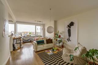 <p>Vragen of interesse? Neem gerust contact op met Kevin Jansegers via <u>kevin.jansegers@copandi.be</u> of telefonisch via +32 478 96 68 17.</p><p><br />Dit penthouse op de zesde verdieping beschikt over een ruime en lichtrijke leefruimte. Aansluitend bevindt zich de open keuken die praktisch is ingericht en voldoende ruimte biedt voor dagelijks comfort.</p><p>Via de centrale hal bereik je de overige ruimtes van het appartement. Er zijn twee slaapkamers aanwezig. De badkamer is uitgerust met bad en wastafel.</p><p>Een extra troef is het terras dat aansluit aan één van de slaapkamers en zorgt voor een aangename buitenruimte midden in de stad.</p><p></p><p><strong>Kenmerken</strong><br />✅ Twee slaapkamers<br />✅ Ruime leefruimte<br />✅ Praktische keuken<br />✅ Terras<br />✅ Gelegen op de zesde verdieping</p><p></p><p>Dit appartement in Antwerpen biedt een comfortabele indeling en een aangename buitenruimte. Ideaal voor starters, koppels of als investering op een centrale ligging.</p>