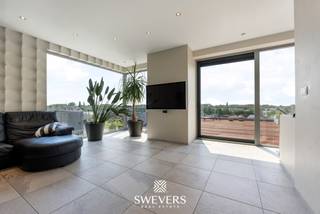 Interesse? Meer informatie op www.SWEVERS.be. - Dit ruime penthouse van 204 m² bevindt zich op de vierde en vijfde verdieping van een residentie in Hasselt. Het appartement beschikt over een lichte leefruimte van meer dan 50 m², een open keuken, drie slaapkamers en een stijlvolle badkamer, allemaal afgewerkt met oog voor comfort en kwaliteit.<br /><br />Een grote troef zijn de uitgebreide terrassen met een totale oppervlakte van 177 m². Op de bovenste verdieping liggen twee terrassen (zuidwest en noordoost georiënteerd), terwijl op de vierde verdieping een terras rond het volledige appartement loopt. Daarnaast heeft het penthouse een EPC-label B, twee ondergrondse autostaanplaatsen en een kelderberging van 5,5 m², met de optie om een extra garagebox aan te kopen.<br /><br />De ligging is gunstig: winkels, horeca en ontspanning liggen op korte afstand, openbaar vervoer op 190 m, de snelweg op 650 m en het centrum van Hasselt op 2,5 km. Bel ons vandaag nog voor een persoonlijke rondleiding. Wij van Swevers Real Estate helpen je maar al te graag verder. tel. 011 255 155. Bron bewoonbare oppervlakte: EPC-verslag.