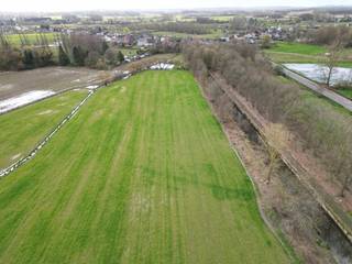 ! IN OPTIE - COMPROMIS IN OPMAAK !Perceel landbouwgrond met een regelmatige vorm en een oppervlakte van ± 61a 05ca. Het akkerland maakt deel uit van...