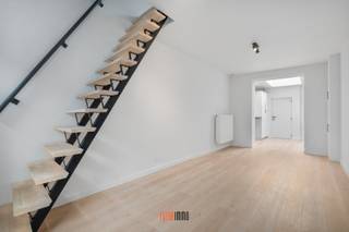 Deze charmante rijwoning in het historische Brugge is een ideale plek om te wonen. Het huis is perfect voor een klein gezin of als...