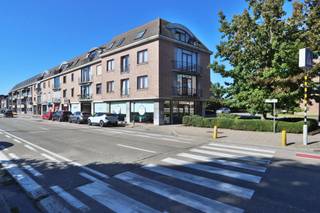 <p><span>Op zoek naar een ruim en lichtrijk appartement met twee volwaardige slaapkamers en twee terrassen in het centrum van Beveren? Dan is dit appartement van ca. 115 m², gelegen op de derde verdieping van Residentie Piet Staut, zeker een bezoekje waard.<br /><br /></span><span>Het appartement geniet van een uitstekende centrale ligging in hartje Beveren, op wandelafstand van het winkeldorp en park Hof ter Welle. Winkels, supermarkten, openbaar vervoer en tal van andere dagelijkse voorzieningen en ontspanningsmogelijkheden bevinden zich in de onmiddellijke omgeving.<br /><br /></span><span>Via de ruime inkomhal betreedt u het appartement. Hier bevindt zich tevens een apart gastentoilet met handenwasser. De absolute blikvanger is de bijzonder ruime en lichtrijke doorzonleefruimte van maar liefst 49,6 m². Dankzij de grote raampartijen en de aanwezigheid van zowel een terras aan de voorzijde als aan de achterzijde geniet u hier de hele dag door van een aangename lichtinval en een heerlijk ruimtegevoel. Aansluitend bevindt zich de ingerichte keuken, voorzien van het nodige comfort.<br /><br /></span><span>Vanuit de leefruimte bereikt u de nachthal, die toegang biedt tot twee volwaardige slaapkamers, een praktische berging en een ruime, ingerichte badkamer. Deze is uitgerust met een bad/douche combinatie, een dubbel lavabomeubel en een toilet.<br /><br /></span><span>Het gebouw beschikt bovendien over een lift en een gemeenschappelijke fietsenberging.<br /><br /></span><span>Een ondergrondse parkeerplaats EN aparte kelderberging zijn optioneel mee aan te kopen aan 20 000 EUR.<br /><br /></span><span>De combinatie van de royale bewoonbare oppervlakte, twee terrassen en een uiterst centrale ligging maakt dit appartement tot een bijzonder aangename woonst in het centrum van Beveren.<br /><br /></span><span>Graag laten we u dit appartement persoonlijk ontdekken. Contacteer ons voor bijkomende informatie of een bezoek via </span><span>verkoop@homevast.be</span><span> of 03 344 77 44.</span></p>