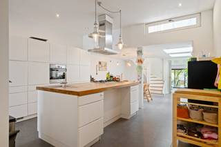Op een uitstekende locatie nabij het centrum van Mechelen bevindt zich deze ruime instapklare woning met 4 slaapkamers en stadstuin. U bevindt zich hier op wandelafstand van winkels, scholen, eet-en drankgelegenheden en het openbaar vervoer. <br /><br />We betreden de woning via de inkomhal waar de gastentoilet zich bevindt. Vooraan de woning beschikt u over een ruime en praktische fietsenberging waar ook plaats voorzien is voor de wasmachine en droogkast. De inkomhal geeft uit op een volledig geïnstalleerde open keuken en gezellige eetplaats. Achteraan de woning bevindt zich de cosy en lichtrijke zithoek die via een schuifraam toegang biedt tot de gezellige stadstuin. Via de nachthal op de eerste verdieping heeft u toegang tot de badkamer met bad, inloopdouche, dubbele lavabo en toilet, twee grote slaapkamers alsook een bureauruimte met trap naar de tweede verdieping waar u over nog twee slaapkamers kan beschikken.<br /><br />De verwarmingsketel wordt nog vervangen zodat de woning kan worden opgeleverd met EPC D. Er zal dus geen renovatieplicht van toepassing zijn.<br /><br />Dit is een uitstekende opportuniteit wanneer u op zoek bent naar een zeer ruime woning met 4 slaapkamers op een uitstekende locatie te Mechelen. Contacteer ons voor meer informatie op 0475 47 59 76 of neem een kijkje op www.boonstravastgoed.be .<br /><br />Bijzonderheden:<br />- 4 slaapkamers<br />- Instapklaar zonder renovatieplicht<br />- Wandelafstand centrum Mechelen