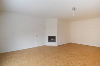 <h3>Gelijkvloers, gerenoveerd en energiezuinig appartement met tuin en garage in Brasschaat Mariaburg</h3>
<p>In het rustige en residentiële <strong>Mariaburg (Brasschaat)</strong> bevindt zich dit volledig gerenoveerde gelijkvloers appartement met een bewoonbare oppervlakte van maar liefst 121 m². De woning combineert een doordachte indeling met hoogwaardige afwerking en tal van praktische troeven zoals een aparte garage, kelderberging en privatieve tuin.</p>
<h3>Indeling van het appartement</h3>
<ul>
<li>
<p><strong>Inkomhal:</strong> Zijdelingse inkomdeur met inkomhal op parketvloer, voorzien van vestiaire en ingewerkte schoenkast.</p>
</li>
<li>
<p><strong>Kelderberging:</strong> Handige privatieve kelderberging van ca. 8 m².</p>
</li>
<li>
<p><strong>Leefruimte:</strong> Zeer ruime en lichtrijke leefruimte van 38 m² op parketvloer.</p>
</li>
<li>
<p><strong>Keuken:</strong> Volledig uitgeruste keuken op parketvloer met kwaliteitsvolle toestellen.</p>
</li>
<li>
<p><strong>Wasplaats:</strong> Aparte wasplaats met tegelvloer.</p>
</li>
<li>
<p><strong>Hal:</strong> Centrale hal met toegang tot de slaapkamers, toilet en badkamer.</p>
</li>
<li>
<p><strong>Toilet:</strong> Gastentoilet met handenwasser.</p>
</li>
<li>
<p><strong>Berging:</strong> Extra berging voor bijkomende opbergruimte.</p>
</li>
<li>
<p><strong>Slaapkamers:</strong> Twee ruime slaapkamers van respectievelijk 14 m² en 12 m², beide voorzien van parketvloeren.</p>
</li>
<li>
<p><strong>Badkamer:</strong> Volledig vernieuwde badkamer met douche, lavabo en aansluitingen voor wasmachine en droogkast.</p>
</li>
<li>
<p><strong>Tuin en garage:</strong> Achteraan de tuin bevindt zich een aparte garage. Het onderhoud van de voor- en achtertuin is ten laste van de huurder.</p>
</li>
</ul>
<h3>Samenvatting & praktische info</h3>
<p>Dit appartement is <strong>volledig instapklaar</strong>, beschikt over een <strong>gunstig EPC</strong>, een <strong>conforme elektrische keuring</strong> en werd recent volledig gerenoveerd met duurzame materialen. In 2025 werd een nieuwe <strong>gasketel</strong> geplaatst. Dankzij de privatieve tuin, garage, kelderberging én aparte wasplaats is dit appartement niet alleen comfortabel, maar ook bijzonder praktisch in gebruik.</p>
<p>📌 <strong>Huurvoorwaarden:</strong></p>
<ul>
<li>
<p>Waarborg: 3 maanden, te storten op een geblokkeerde rekening bij Korfine.</p>
</li>
<li>
<p>Plaatsbeschrijving: Bij aanvang wordt een ingaande plaatsbeschrijving opgemaakt door een extern expertisebureau (€ 250 incl. 21% btw). Bij vertrek wordt een uitgaande plaatsbeschrijving opgemaakt door hetzelfde bureau (€ 181,50 incl. 21% btw).</p>
</li>
<li>
<p>De vermelde “bewoonbare oppervlakte” is gebaseerd op de “bruikbare vloeroppervlakte” zoals vermeld in het EPC.</p>
</li>
</ul>
<p>Interesse in dit instapklare en energiezuinige appartement in <strong>Brasschaat Mariaburg</strong>? <strong>Contacteer ons snel op 03 535 12 75</strong> voor een afspraak!</p>