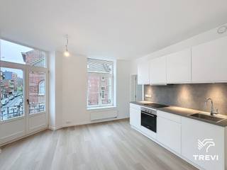 FOREST, vlakbij het Park van Forest en het Dudenpark, in de buurt van het openbaar vervoer, volledig gerenoveerd appartement met 1 slaapkamer van ±55 m² woonoppervlakte, gelegen op de 3e verdieping, bestaande uit een woonkamer van ±21 m² met open keuken en toegang tot een klein balkon, een slaapkamer van ±13 m², een kantoor/kleedkamer van ±4,5 m² en een doucheruimte. Eigen technische ruimte met aansluiting voor een wasmachine. Kelder. Voorziening voor gemeenschappelijke kosten van 100 €/maand (verwarming – gemeenschappelijk). EPC C-. Beschikbaar vanaf 01/10/2026<br /><br />
<p><u>3e verdieping:</u> </p>
<ul>
<li>Woonkamer van ±21 m² (5,3 x 3,9) met klein balkon</li>
<li>Open keuken (oven – kookplaten – afzuigkap)</li>
<li>Slaapkamer van ±13 m² (3,8 x 3,4)</li>
<li>Kantoor/kleedkamer van ±4,5 m² (1,57 x 2,9)</li>
<li>Doucheruimte (douche – toilet – wastafel) </li>
</ul>
<p>Eigen technische ruimte met aansluiting voor wasmachine</p>
<p>Kelder nr. C3.3 </p>
<p>Fietsenstalling</p>