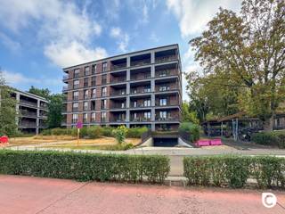 <p><span>Prachtig instapklaar 1- slaapkamerappartement met ruim zonneterras en garagebox in hartje Mortsel</span></p><p><span>Welkom in dit stijlvolle en moderne appartement, gelegen in een recente residentie met lift, midden in het bruisende centrum van Mortsel. Dit instapklare appartement combineert een hoogwaardige afwerking, veel natuurlijk licht en optimaal wooncomfort. Bovendien is een ruime afgesloten garagebox inbegrepen in de huurprijs.</span></p><h3><span>Indeling</span></h3><p><span>Bij het betreden van het appartement komt u terecht in de ruime leefruimte met grote schuiframen die uitgeven op een prachtig terras van ca. 30 m². Dankzij de uitstekende oriëntatie geniet u hier van een indrukwekkend uitzicht en volop natuurlijk licht.</span></p><p><span>De open keuken is volledig uitgerust met moderne inbouwtoestellen en beschikt over een centraal kookeiland met een werkblad in betonlook. De combinatie van warme houtaccenten en een strak design zorgt voor een stijlvolle en gezellige uitstraling.</span></p><p><span>De moderne badkamer is afgewerkt met kwaliteitsvolle materialen en voorzien van een ruime inloopdouche met glazen wand en hoogwaardig sanitair. Daarnaast is er een apart gastentoilet en een praktische berging.</span></p><p><span>Het appartement beschikt over één volwaardige slaapkamer die uitgerust met een ruime ingebouwde spiegelkast die zowel elegantie als extra opbergruimte biedt. De</span></p><p><span>bureau kamer is voorzien van ingemaakte kast. Het royale terras is bereikbaar vanuit zowel de leefruimte als de slaapkamers en vormt een heerlijke plek om te ontspannen en te genieten van het open uitzicht.</span></p><p><span>Op niveau -1 bevindt zich een ruime afgesloten garagebox, inbegrepen in de huurprijs.</span></p><h3><span>Ligging</span></h3><p><span>Het appartement maakt deel uit van een recente residentie met lift en is gelegen in een aangename, groene en voetgangersvriendelijke omgeving. Winkels, scholen, openbaar vervoer en andere dagelijkse voorzieningen bevinden zich op wandelafstand, waardoor u geniet van een uitstekende bereikbaarheid.</span></p><h3><span>Troeven</span></h3><ul><li><span>Instapklaar en modern afgewerkt appartement</span></li><li><span>Ruim terras van ca. 30 m² met prachtig open uitzicht</span></li><li><span>Veel natuurlijke lichtinval</span></li><li><span>Volledig uitgeruste open keuken</span></li><li><span>Praktische berging</span></li><li><span>Vloerverwarming</span></li><li><span>Lift aanwezig</span></li><li><span>Ruime afgesloten garagebox inbegrepen in de huurprijs</span></li><li><span>Centrale ligging in het centrum van Mortsel</span></li><li><span>Gunstig EPC</span></li></ul><p><span>Onmiddellijk beschikbaar</span></p>