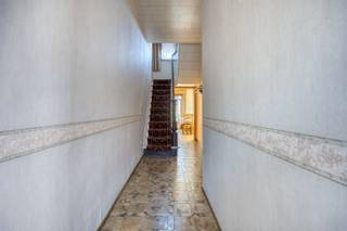 Centraal in Duffel-West, op wandelafstand van winkels, scholen en openbaar vervoer, bevindt zich deze ruime woning met 175 m² bewoonbare oppervlakte. Deze rijwoning biedt een uitstekende basis voor wie op zoek is naar een project dat volledig naar eigen smaak kan worden gemoderniseerd.<br /><br />Op het gelijkvloers is er een ruime leefruimte, een afzonderlijke eetkamer en een keuken. Aansluitend bevinden zich op het gelijkvloers de veranda, een berging, een apart toilet en een badkamer.<br /><br />De eerste verdieping beschikt over drie volwaardige slaapkamers en een tweede badkamer. Op de zolderverdieping werd nog een vierde slaapkamer voorzien. <br /><br />Een van de grootste troeven van deze eigendom is zonder twijfel de prachtige, diepe tuin. Bovendien beschikt de woning over een handige zijingang die rechtstreeks toegang geeft tot de tuin, ideaal voor fietsen, tuinmateriaal of een vlotte doorgang naar achteraan het perceel.<br /><br />Renovatieplicht: binnen de 6 jaar moet het EPC naar label D of beter gebracht worden.<br /><br />Pandenjagers is een innovatief vastgoedkantoor en kiest bewust voor een unieke en transparante aanpak. Bij ons bestaat de totale aankoopprijs altijd uit twee duidelijke onderdelen: de vraagprijs die bovenaan in de advertentie vermeld staat, plus onze vaste commissie van 10.000 euro incl. BTW. Dankzij deze open prijsstructuur krijgt u als koper vanaf het eerste moment een eerlijke inkijk hoe de totale prijs van het pand tot stand is gekomen.<br /><br />Interesse? Contacteer ons via 015/677.000 of info@pandenjagers.be.