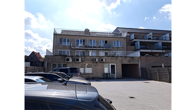 Een centraal gelegen opbrengsteigendom bestaande uit 5 appartementen, handelsgelijkvloers en 5 garages - foto 3