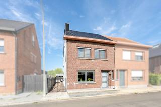 [[ DIT PAND NEEMT DEEL AAN DE ERA OPEN HUIZEN DAG OP 19/9 VAN 13:00 TOT 14:00 ]]
<p><strong>Ruime halfopen woning met grote tuin in Opwijk</strong></p>

<p>Deze ruime halfopen woning in Opwijk biedt <strong>veel leefruimte, 3 slaapkamers, een volledig omheinde tuin en ruime parkeermogelijkheden</strong>. Een ideale gezinswoning voor wie ruimte en een praktische ligging wil combineren.</p>

<p>De woning beschikt over een lichtrijke living van 30 m² en een aansluitende eetkamer van 12 m². Verder zijn er een keuken en een tweede, volledig uitgeruste keuken met dubbele spoelbak, vaatwasser, koelkast, oven en inductiekookplaat. Een berging, aparte stookruimte en kelder zorgen voor extra opbergruimte.</p>

<p>Er zijn <strong>3 ruime slaapkamers</strong> van 34 m², 17 m² en 12 m². Daarnaast beschikt de woning over 2 badkamers. De eerste badkamer is uitgerust met een dubbel lavabomeubel, ligbad, toilet en ingebouwde kasten. De tweede badkamer heeft een douche en toilet.</p>

<p>Buiten geniet je van een <strong>ruime, volledig omheinde tuin</strong> met extra opslagmogelijkheden. Dankzij de oprit is er plaats voor meerdere wagens. Ook in de straat is voldoende parkeergelegenheid.</p>

<p>De woning ligt in een aangename woonomgeving, nabij scholen, openbaar vervoer, het treinstation en belangrijke invalswegen.</p>

<p><strong>Troeven</strong></p>

<ul><li>
	<p>Ruime halfopen gezinswoning</p>
	</li><li>
	<p>3 grote slaapkamers</p>
	</li><li>
	<p>2 badkamers</p>
	</li><li>
	<p>Grote, volledig omheinde tuin</p>
	</li><li>
	<p>Extra opslagruimte en kelder</p>
	</li><li>
	<p>Oprit voor meerdere wagens</p>
	</li><li>
	<p>Centrale ligging nabij station, scholen &amp;amp; invalswegen</p>
	</li></ul>

<p><strong>Op zoek naar een ruime gezinswoning in Opwijk? Plan je bezoek en ontdek de mogelijkheden van deze woning.</strong></p>