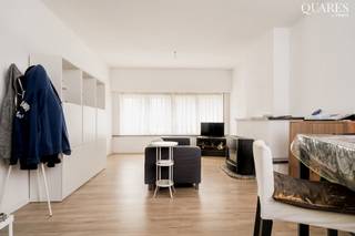 <p>Quares - TREVI Groep presenteert :<br /><br />Dit aangename één slaapkamer appartement bevindt zich op de gelijkvloerse verdieping van een kleinschalig residentie, gesitueerd in de Veluwestraat in het hartje van de stad en heeft dus een ideale uitvalsbasis.</p>
<p>Via de inkomhal betreedt u het appartement. Er werd gekozen voor een open indeling van de ruimtes waardoor u een maximaal ruimtegevoel kan ervaren met een optimale lichtinval. De keuken, die voorzien is van kasten en toestellen, geeft u toegang naar de aangename buitenruimte. Deze is deels inpandig waardoor u optimaal kan ontspannen en in alle privacy genieten van het stadsleven. Aan de achterzijde van het appartement bevindt zich de slaapkamer met ensuite badkamer voorzien van ligbad, lavabo en toilet. <br /><br />Het appartement is ideaal voor eigen bewoning maar tevens ook als investering aangezien het appartement momenteel verhuurd is. <br /><br />Openbaar vervoer, winkels, sportfaciliteiten, allen op wandel-/fietsafstand.</p>