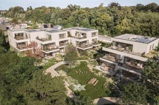 Dit gelijkvloers drieslaapkamerappartement van 115,16 m² beschikt over een inkomhal met plaats voor een vestiairekast, een lichtrijke eet- en leefruimte, een open keuken met annex berging, 3 slaapkamers, een afzonderlijk toilet, een badkamer uitgerust met een dubbele wastafel en een inloopdouche en een tweede douchekamer voorzien van een douche en enkele wastafel. Daarenboven beschikt dit appartement over een westelijk georiënteerd terras van 21 m².<br /><br />Dit appartement is gelegen in het nieuwbouwproject Wallenhof te Olsene, een stijlvol en doordacht ontworpen nieuwbouwproject dat staat voor hedendaags wonen in een harmonieuze omgeving met veel groen, dynamische zichten en een vlotte bereikbaarheid. Het project omvat 17 comfortabele appartementen met een gevarieerd aanbod van twee- en drieslaapkamerunits.<br /><br />Elk appartement is ontworpen met veel aandacht voor licht, ruimte en leefkwaliteit, en biedt een sterke balans tussen esthetiek en functionaliteit.<br /><br />Tot slot krijgt elke koper de mogelijkheid om zijn of haar appartement volledig naar eigen smaak af te werken. Dankzij ruime afwerkingsbudgetten voor keuken, vloerbekleding en sanitair die integraal in de aankoopprijs zijn inbegrepen, creëert u een woonst die volledig aansluit bij uw persoonlijke stijl en behoeften. <br /><br />Meer info omtrent dit aanbod? maak uw vrijblijvende afspraak via guillian@landbergh.be of 09 278 78 79